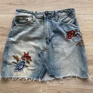 Abercrombie & Fitch Light Wash Denim Mini Skirt Embroidered Floral Women's sz 4